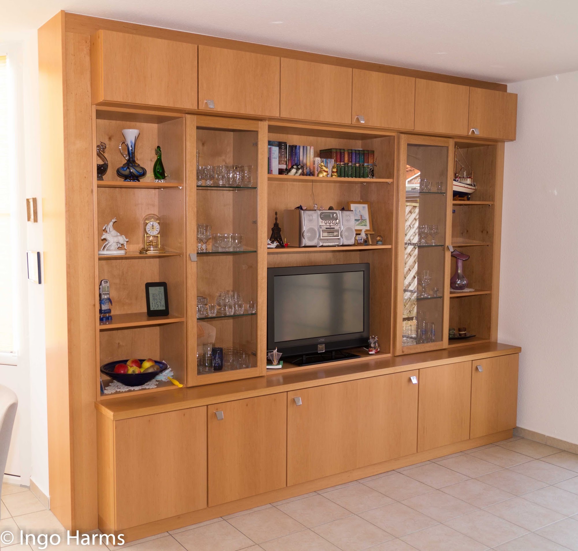 Wohnzimmerschrank aus Holz mit offenen Regalen und verglasten Türen