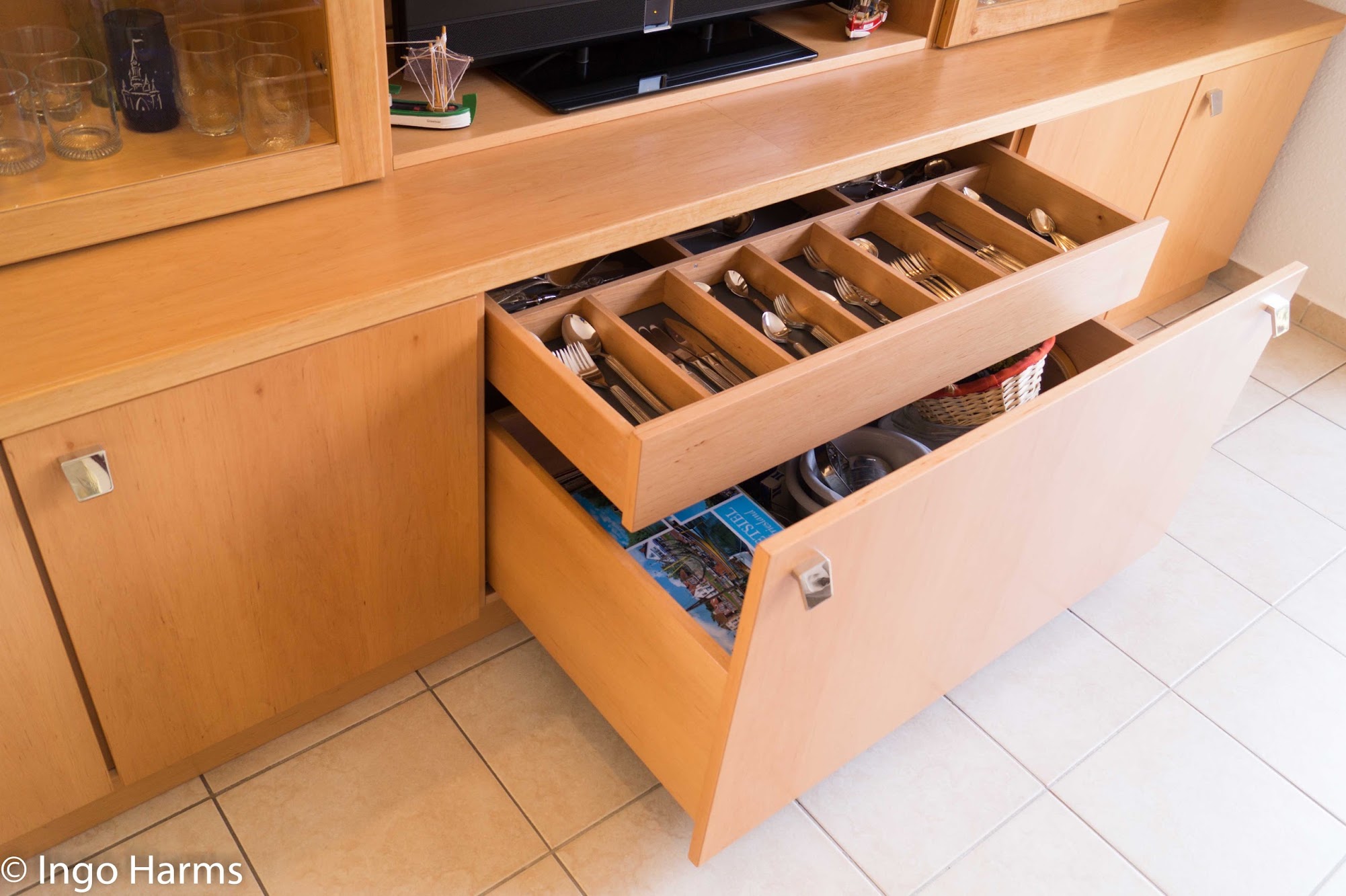 Schubladen des Holzschranks mit unterteilter Besteckablage