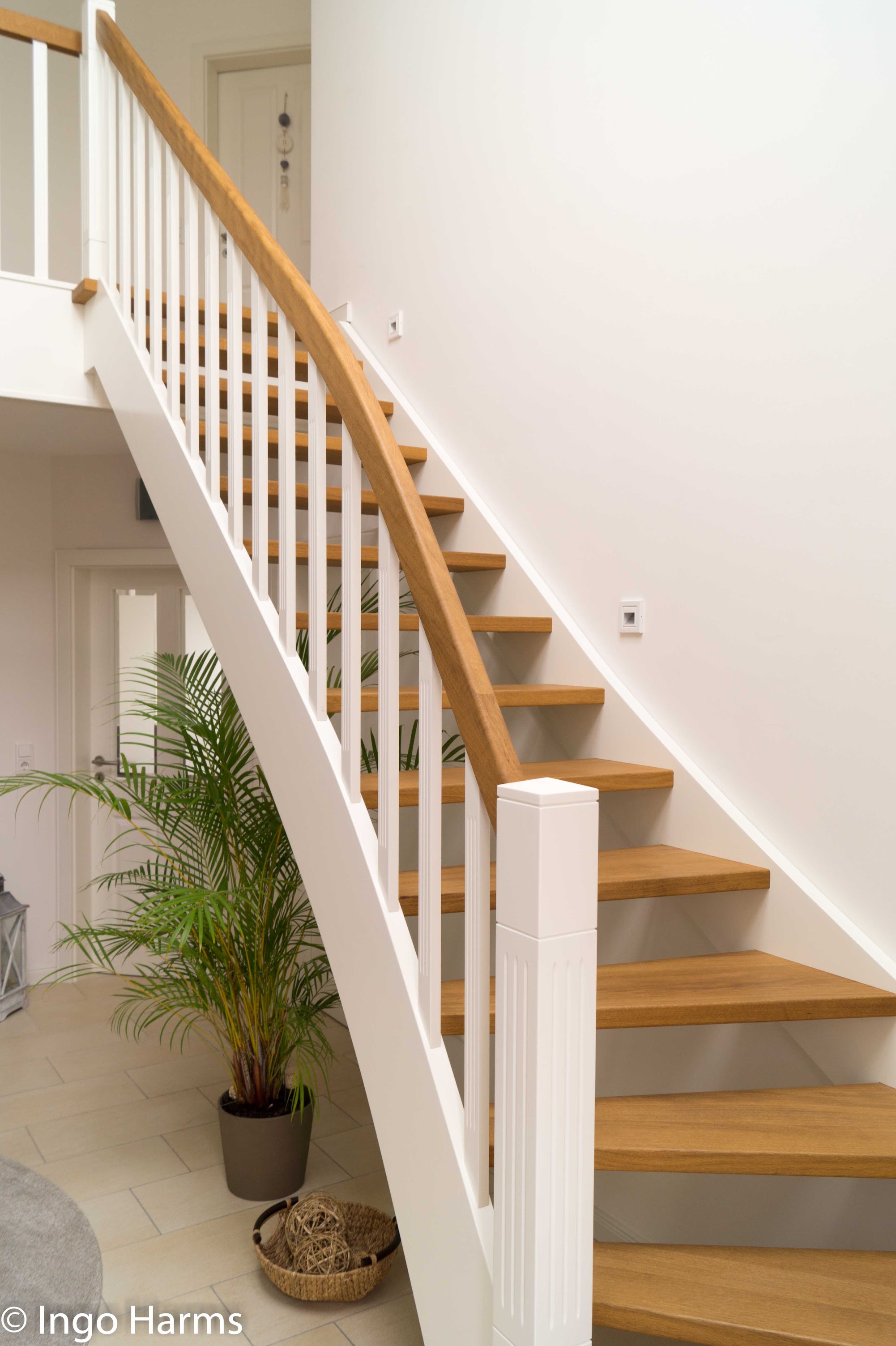 Holztreppe mit weißen Wangen und Geländer