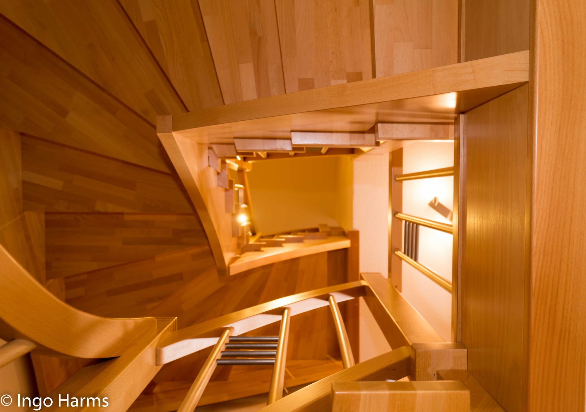 Blick von oben in das Treppenauge einer Holztreppe
